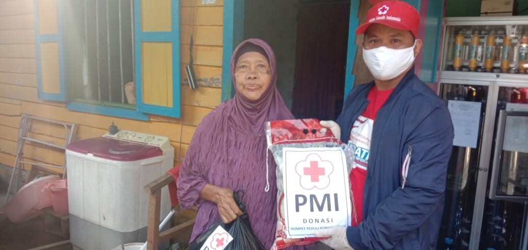 Pemberian Tahap Dua Paket Sembako Oleh PMI Kota Tarakan Pada Dompet Peduli Kemanusiaan