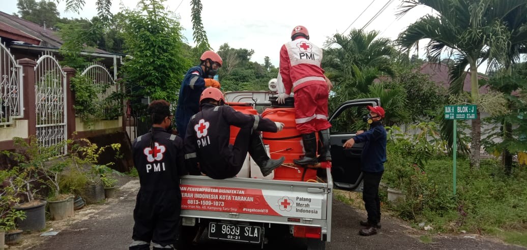 PMI Kota Tarakan Melakukan Penyemprotan Disinfektan Di Perumahan Griya Persemaian