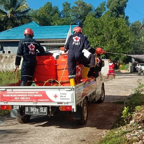 PMI Kota Tarakan Melakukan Penyemprotan Disinfektan di Jl. Pulau Banda