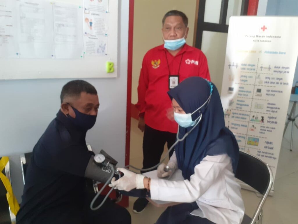 PMI Tarakan Gelar Pemeriksaan Kesehatan Gratis kepada Ratusan Sopir Angkot Sekaligus Bantu Sembako