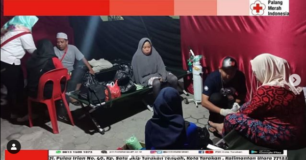 Petugas dan Relawan PMI Kota Tarakan memberikan Pelayanan Kesehatan bagi para korban kebakaran