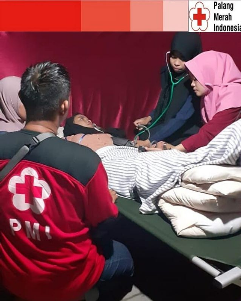 PMI Tarakan Memberikan Pelayanan Kesehatan kepada Petugas Posko Kebakaran Pasar Batu