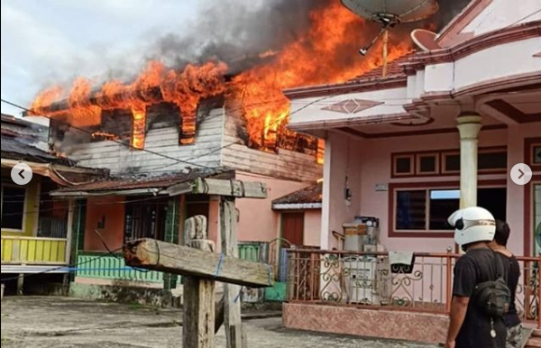 Kebakaran Rumah 2 lantai Daerah Selumit Darat Tarakan