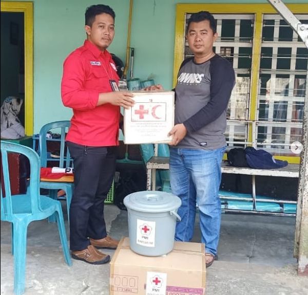 PMI Kota Tarakan Menyalurkan Bantuan Korban Kebakaran Di Selumit Darat