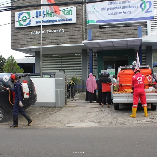 PMI Kota Tarakan Melakukan Penyemprotan Disinfektan di Kantor BPJS Kesehatan Tarakan