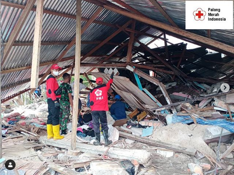 PMI Kota Tarakan Bergotong Royong Membersihkan Material Tanah Longsor