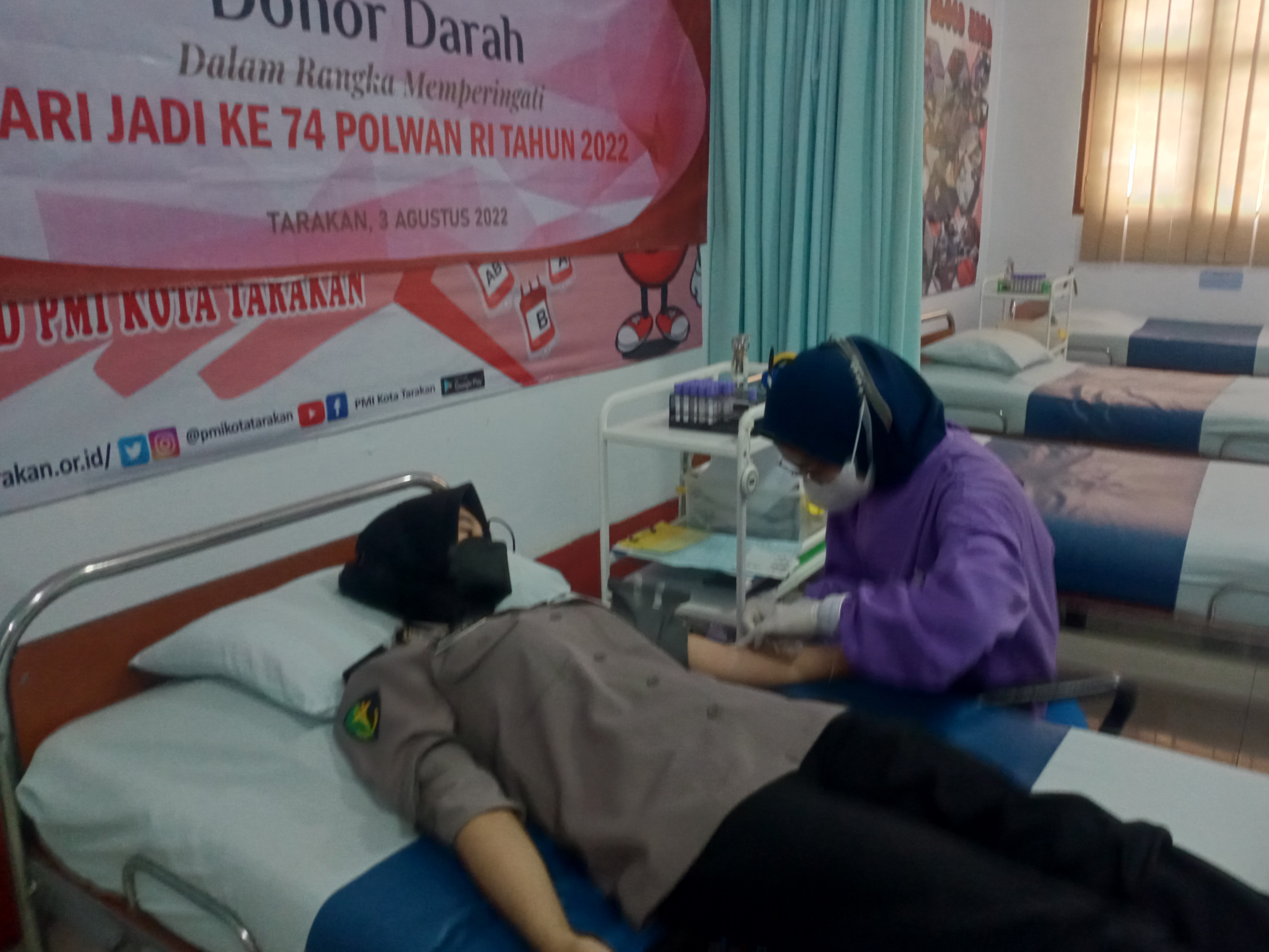 UDD PMI Kota Tarakan berkolaborasi dengan Personil Polwan Polres Tarakan menggelar Aksi Donor Darah